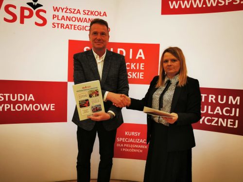 Wicekanclerz Roman Szopa podający dłoń pani Dyrektor ZSP8 Gabrieli Raczyńskiej na znak rozpoczęcia współpracy